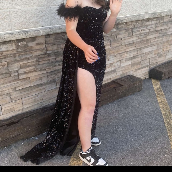 Long black sequins and feathers prom dress - Picture 4 of 5
